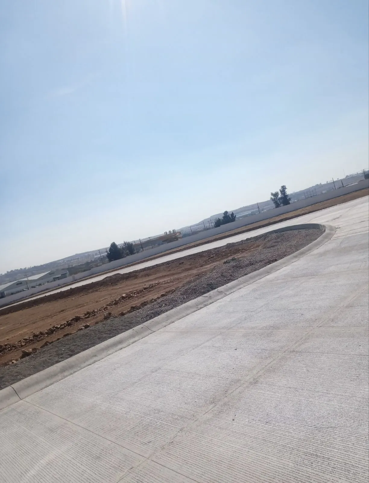 Vialidad de concreto terminada dentro del parque industrial Neopark en Irapuato